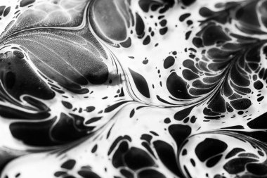 Siyah ve beyaz renklerde ebru tekniğinde çizim