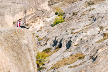 Sakallı adam dağın oturan kırmızı yelek