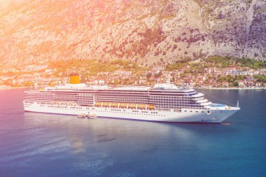 Güneşli bir günde Dağları arka plan üzerinde liner bir Bay cruise