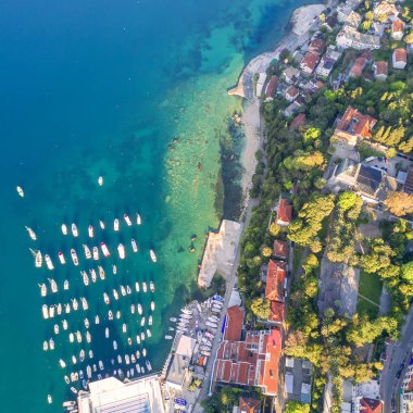 Kırmızı çatılar ve yat ile şehrin üstten görünüm