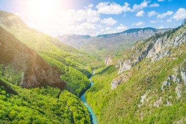 Nehir ve güneşli bir günde dağlarda Köprüsü