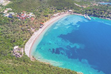 Eski tatil beldesi denize yakın yükseklikten görüntülemek