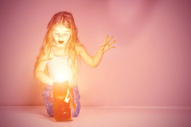 Kırmızı bir arka plan üzerinde kırmızı parlayan Hediyelik çanta içinde kız görünüyor