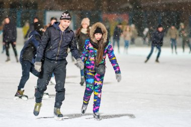 Kazan, Rusya, 22 Ocak, 2017: erkek ve kadın üzerinde buz pateni pisti akşamları elele