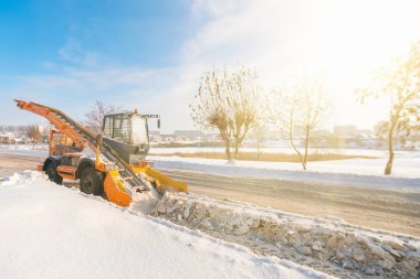 Kazan, Rusya, 28 Ocak 2017: Sarı kar temizleme makinesi güneş ışığı altında yolda