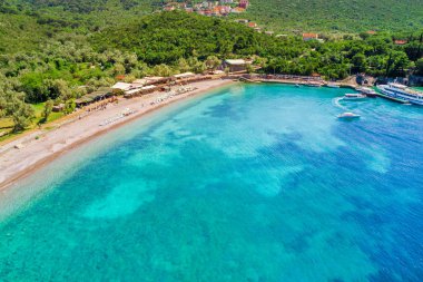 Üstten görünüm insanların sakin plaj ve deniz araçları için bir bağlama