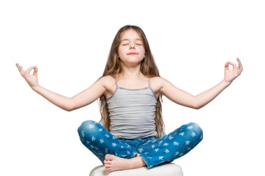 Kız uzun saçlı ve kot pantolon lotus poz beyaz bir arka plan üzerinde meditasyon. İzole