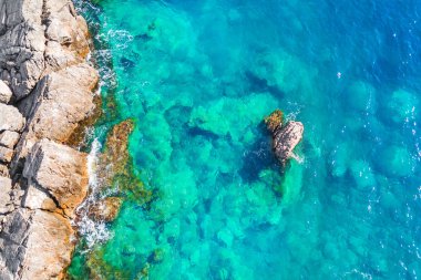 Uçuruma ve mavi denizin üstten görünüm