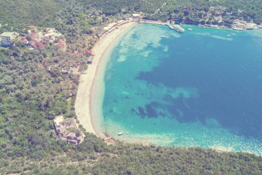 Eski tatil beldesi denize yakın yükseklikten görüntüleyin. Tonda