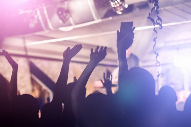 İnsanlar gece kulübünde bir partide