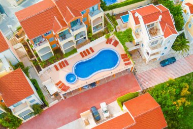 Bir yüzme havuzu ile evlerin üstten görünüm