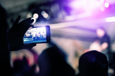 Bir gece kulübünde smartphone dizide adam kaldırır