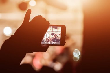 Bir gece kulübünde smartphone dizide adam kaldırır