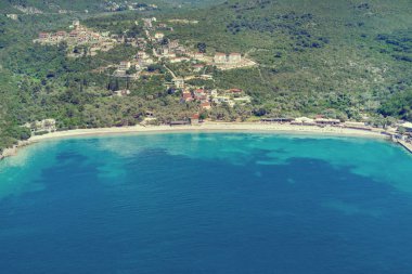 Denize sıfır tatil beldesi üstten görünüm