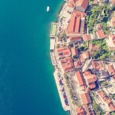 Güzel bir şehir deniz kenarında kırmızı çatılar ile üstten görünüm