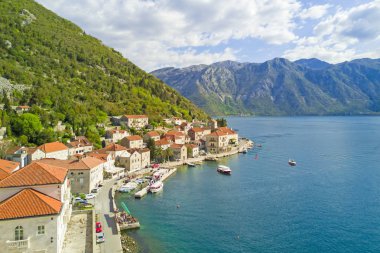Denize yakın dağlarda kırmızı çatılar ile güzel bir şehir