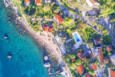 Deniz kenarında güzel bir şehir, üstten görünüm