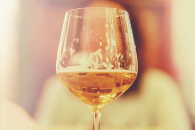 Bira ve bir kadının içinde belgili tanımlık geçmiş bulanık yapısı ile cam