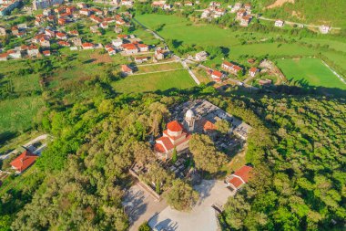 Dan yukarıda bir şehrin evlerin kırmızı kiremitli çatılar ile göster