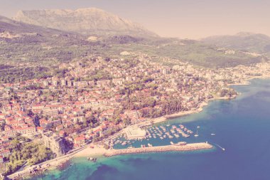 Üstten görünüm bir marina ile şehrin. Tonda
