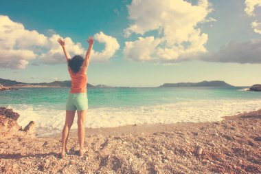 Deniz kıyısı üzerinde kaldırdı elleriyle kadın