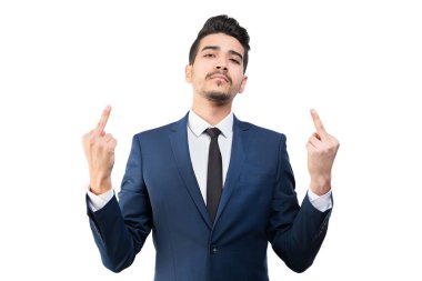 Orta parmak beyaz bir arka plan üzerinde gösterilen mavi elbiseli Genç çekici adam. İzole