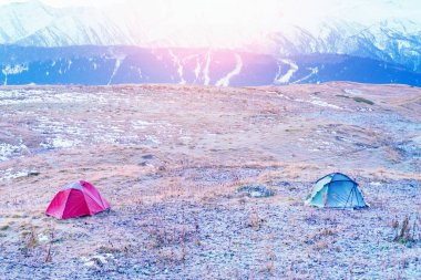 Kırmızı ve yeşil turist çadır Dağları