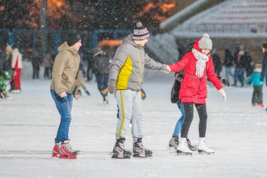 Kazan, Rusya, 22 Ocak, 2017: buz pateni pisti akşamları insanlar