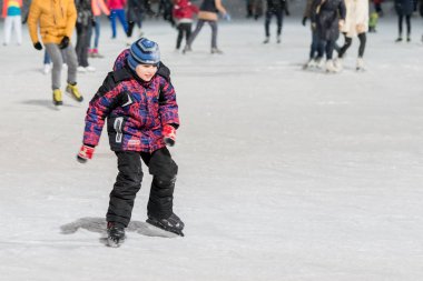 Kazan, Rusya, 22 Ocak, 2017: buz pateni pisti akşam oğlum