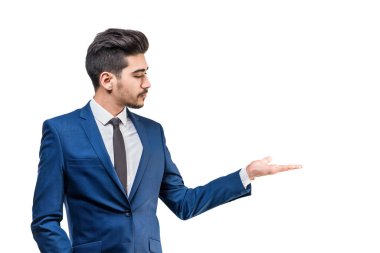 Beyaz bir arka plan üzerinde el ile jest yapma mavi elbiseli Genç çekici adam. İzole