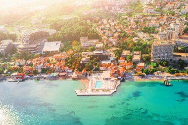 Denize sıfır tatil beldesi yükseklikten görüntüleyin. Sahil otel güneş ışığı altında