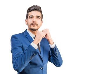 Çekici genç bir mücadele duruş beyaz bir arka plan üzerinde duran mavi elbiseli. İzole