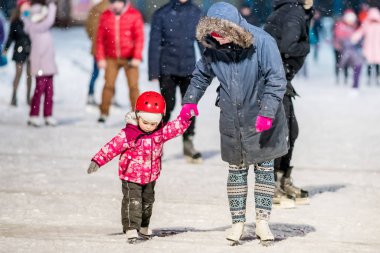 Kazan, Rusya, 22 Ocak, 2017: buz pateni pisti akşamları kırmızı bir kask, küçük kız kadınla