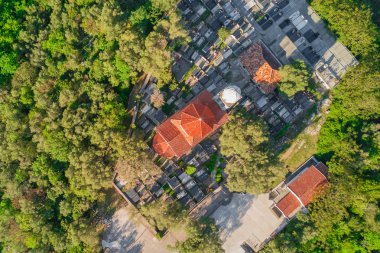 Bir mezarlık ile bir kilisenin üstten görünüm