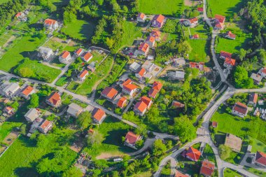 Üstten görünüm köyü nün yeşil çimenlerin üzerinde kırmızı kiremitli çatılı evler