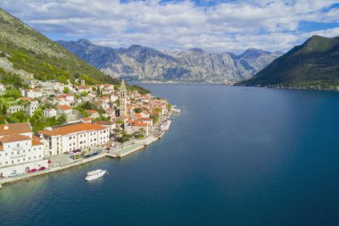 Güzel bir şehir deniz kenarında kırmızı çatılar ile üstten görünüm