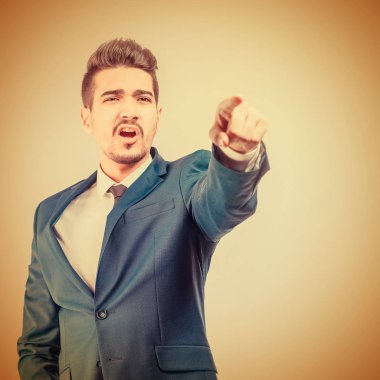 Bir parmak ileri gösterilen mavi elbiseli Genç çekici adam. Tonda