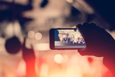 Bir gece kulübünde smartphone dizide adam kaldırır