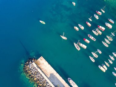Üstten görünüm ile beyaz yat Marina