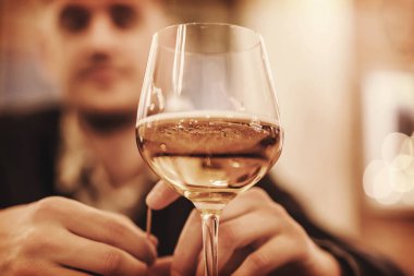 Bira ve bir adam içinde belgili tanımlık geçmiş bulanık bir silueti ile cam