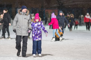 Kazan, Rusya, 22 Ocak, 2017: adam akşam buz pateni pisti üzerinde bir kızla