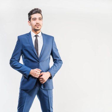 Gri bir arka plan üzerinde mavi elbiseli Genç çekici adam. İzole