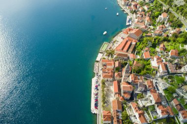 Güzel bir şehir deniz kenarında kırmızı çatılar ile üstten görünüm