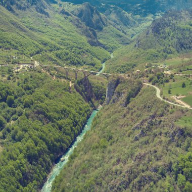 Yukarıdan köprüde Nehri dağlarda görüntülemek