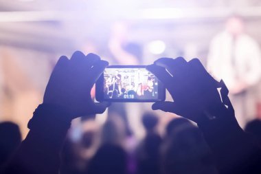 Bir gece kulübünde smartphone dizide adam kaldırır