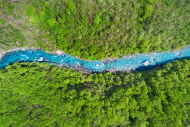 Dağlarda bir yeşil orman tarafından çevrili Nehri'nin üstten görünüm