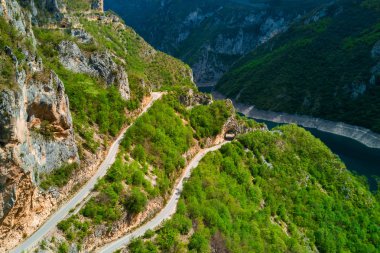 Yol dağlarda, üstten görünüm