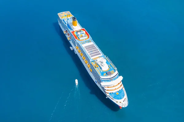 Bovenaanzicht Van Een Kleurrijke Cruiseschip Blauwe Zee — Stockfoto