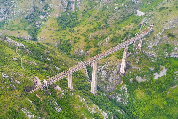 Κάτοψη Της Γέφυρας Σιδηροδρόμων Στα Βουνά — Φωτογραφία Αρχείου