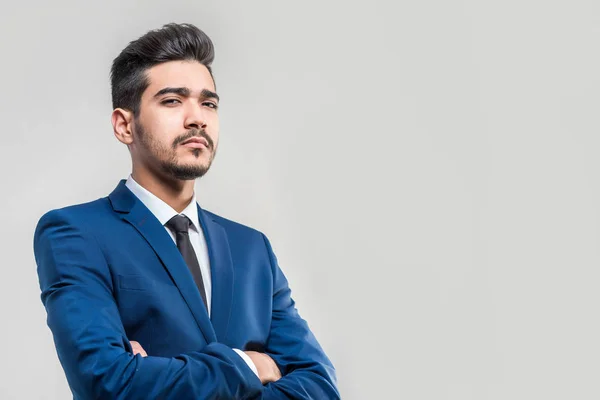 Jeune Homme Séduisant Costume Bleu Sur Fond Gris Isolé — Photo